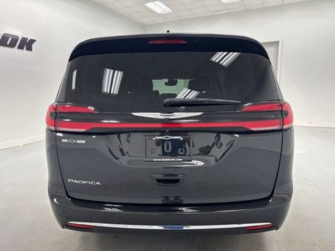 Used 2024 Chrysler Pacifica Touring-L FWD image 6