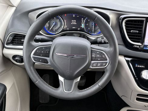 Used 2023 Chrysler Pacifica Touring-L image 8