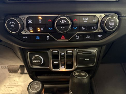 Used 2025 Jeep Wrangler Unlimited Sahara w/ Safety Group image 13