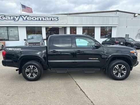 Used 2019 Toyota Tacoma TRD Sport image 10