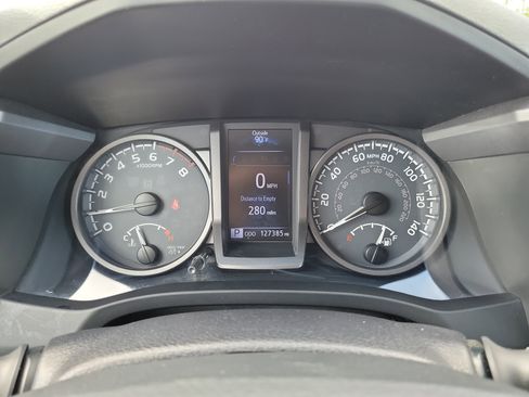 Used 2017 Toyota Tacoma TRD Off-Road image 34