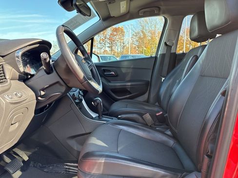Used 2020 Chevrolet Trax LT w/ LT Convenience Package image 9