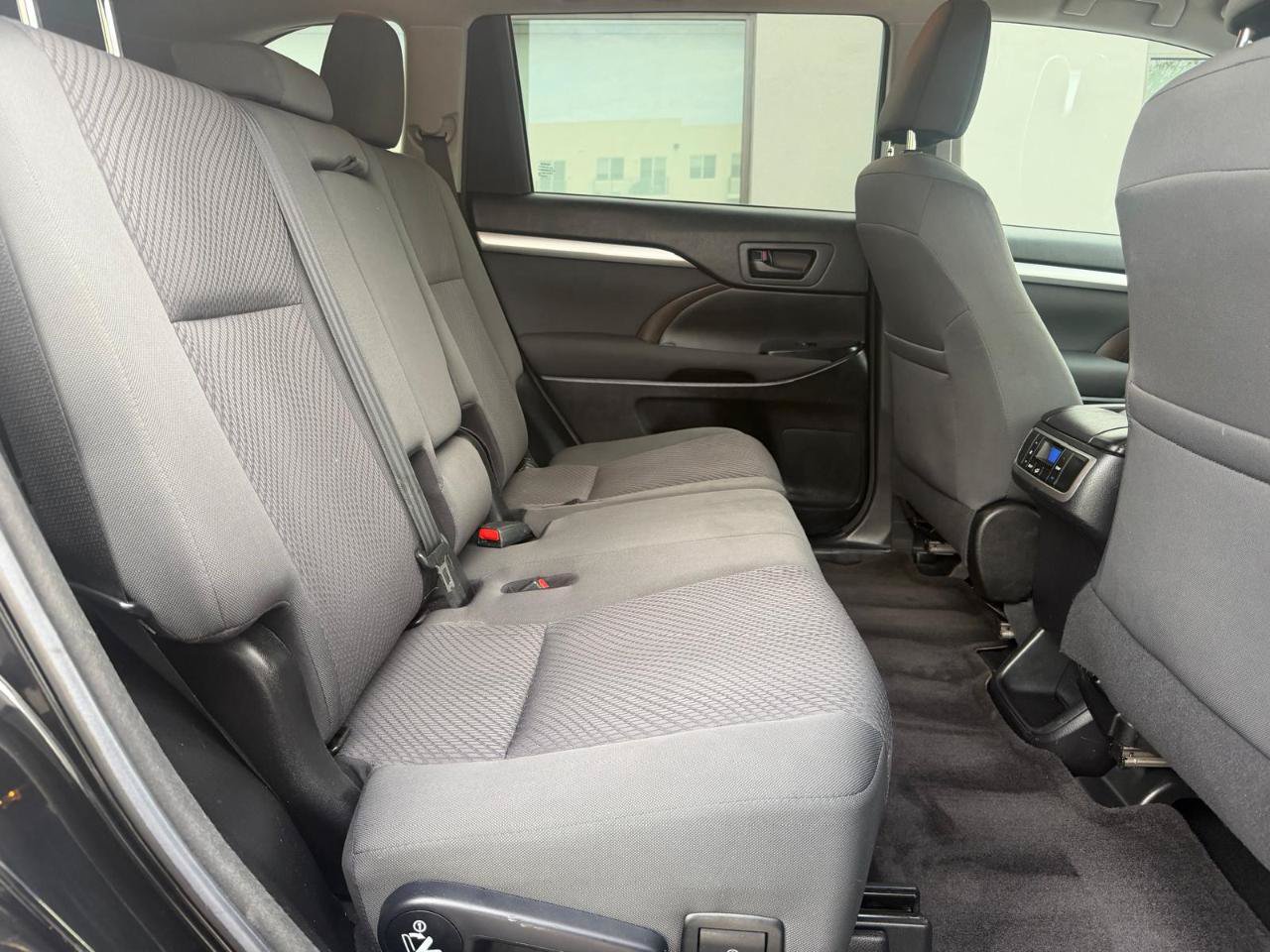 Used 2018 Toyota Highlander LE FWD image 19