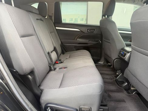 Used 2018 Toyota Highlander LE FWD image 19