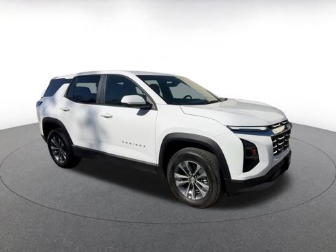 Used 2025 Chevrolet Equinox LT image 2