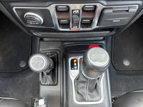 Used 2023 Jeep Wrangler Unlimited Sahara AWD/4WD image 43
