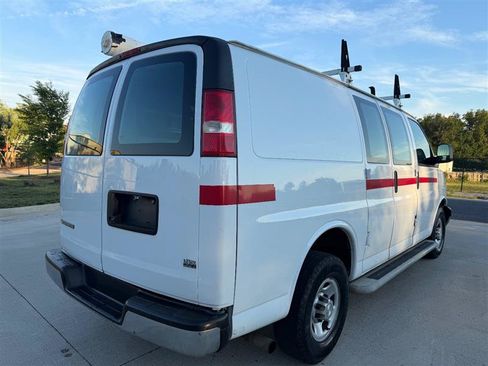 Used 2018 Chevrolet Express 2500 w/ Driver Convenience Package RWD image 9