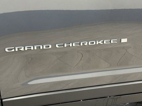 Used 2023 Jeep Grand Cherokee Limited w/ Luxury Tech Group II image 37