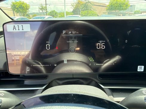 Used 2025 Kia Carnival EX FWD image 5