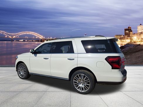 Used 2023 Ford Expedition Limited image 3