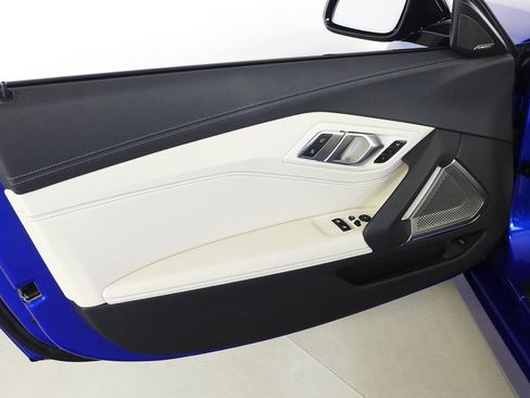 Used 2025 BMW Z4 M40i w/ Premium Package image 12