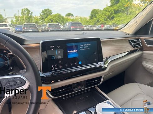 Used 2024 Volkswagen Atlas SE w/ Panoramic Sunroof Package image 16