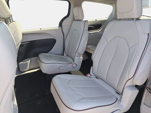 Used 2018 Chrysler Pacifica Limited FWD image 16