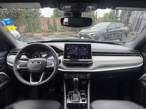 Used 2025 Jeep Compass Limited image 34