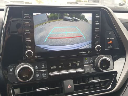 Used 2022 Toyota Highlander XLE image 26