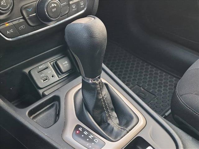 Used 2015 Jeep Cherokee Latitude w/ Cold Weather Group FWD image 10