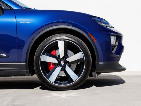 Certified 2025 Porsche Macan 4S Electric AWD/4WD image 11