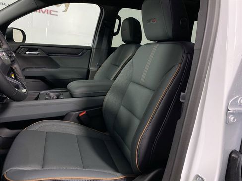 Used 2025 GMC Acadia AT4 w/ Luxury Package image 11