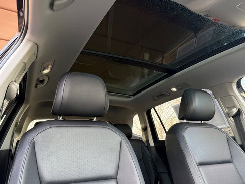 Used 2020 Volkswagen Tiguan SE w/ Panoramic Sunroof Package image 22