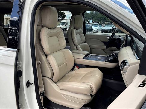 Used 2021 Lincoln Navigator Reserve w/ Luxury Package image 7