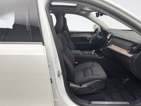 Used 2025 Volvo XC90 B6 Plus image 18