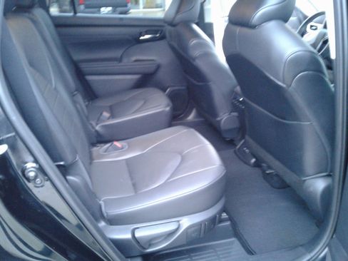 Used 2021 Toyota Highlander XLE image 11