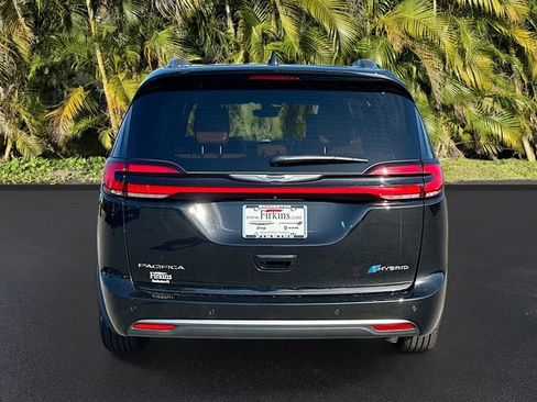 Used 2025 Chrysler Pacifica Pinnacle FWD image 6