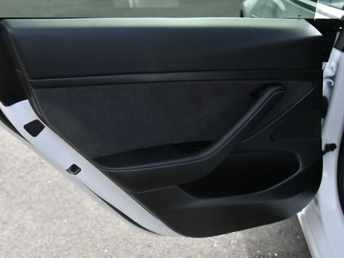Used 2020 Tesla Model 3 Standard Range RWD image 31
