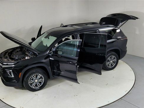Used 2024 Chevrolet Traverse LT image 46