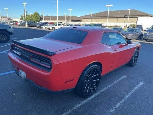Used 2018 Dodge Challenger SXT image 5