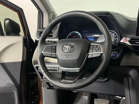 Used 2024 Toyota Sienna Limited image 11