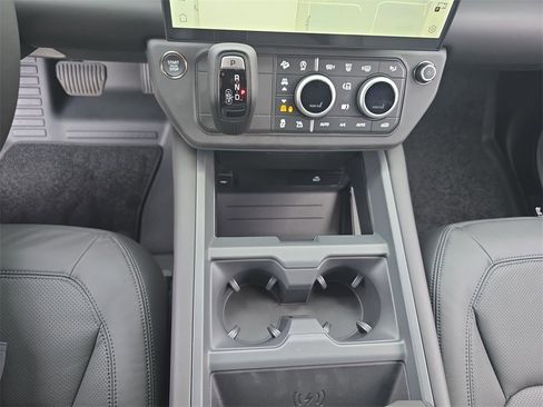 New 2026 Land Rover Defender 110 X-Dynamic SE image 25