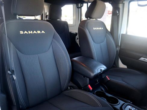 Used 2015 Jeep Wrangler Unlimited Sahara w/ Connectivity Group image 30