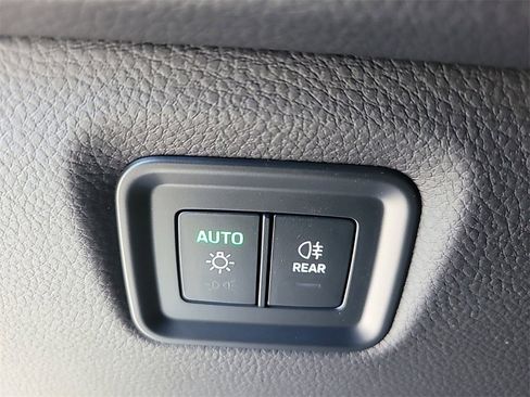 Used 2025 Porsche Cayenne image 29