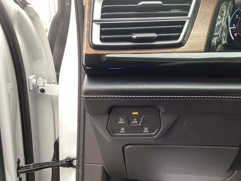 Used 2024 Volkswagen Atlas SE image 21