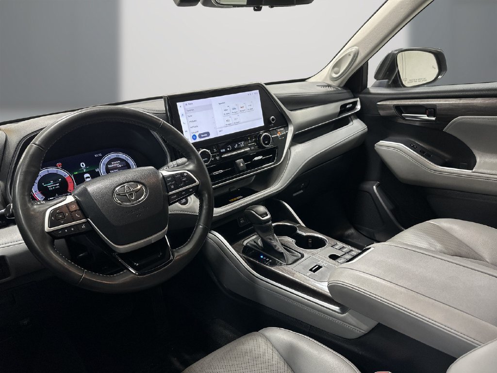 Used 2024 Toyota Highlander Platinum FWD image 13