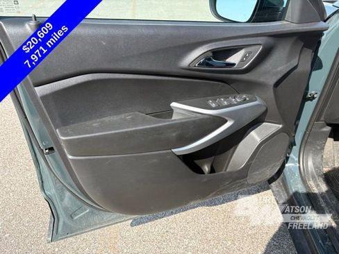 Used 2025 Chevrolet Trax LS w/ LS Convenience Package FWD image 11