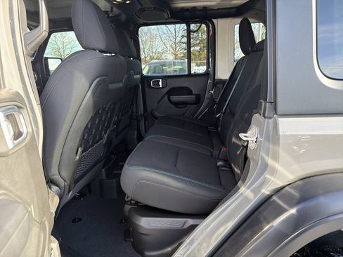 Used 2022 Jeep Wrangler Unlimited Rubicon 4xe w/ Cold Weather Group AWD/4WD image 13