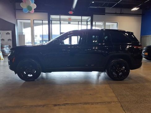 Used 2023 Jeep Grand Cherokee Altitude image 6