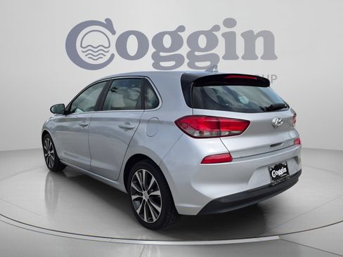 Used 2019 Hyundai Elantra GT FWD image 4