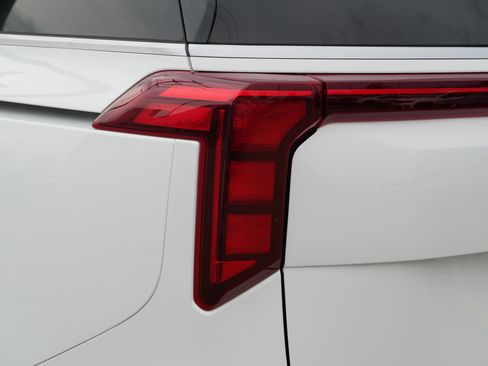 Used 2025 Kia Carnival EX FWD image 17