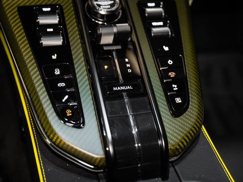 Used 2025 Aston Martin V8 Vantage Coupe image 30