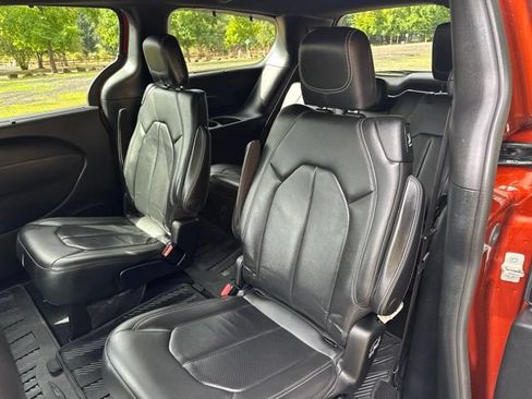 Used 2018 Chrysler Pacifica Touring-L w/ Premium Audio Group FWD image 17