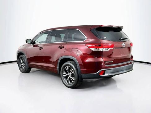 Used 2018 Toyota Highlander LE w/ Carpet Mat Package (TMS) AWD/4WD image 4