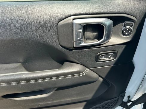 Used 2019 Jeep Wrangler Unlimited Sahara AWD/4WD image 15