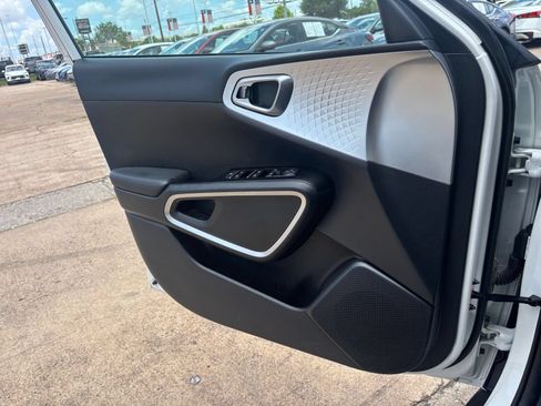 Used 2025 Kia Soul LX w/ LX Technology Package FWD image 18