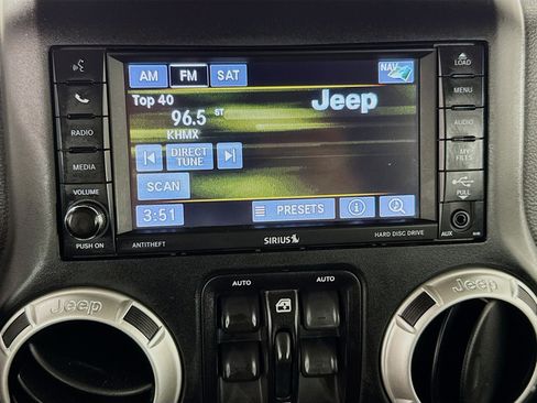 Used 2017 Jeep Wrangler Unlimited Sahara w/ Connectivity Group image 17