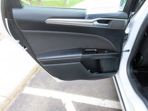 Used 2020 Ford Fusion SE image 18