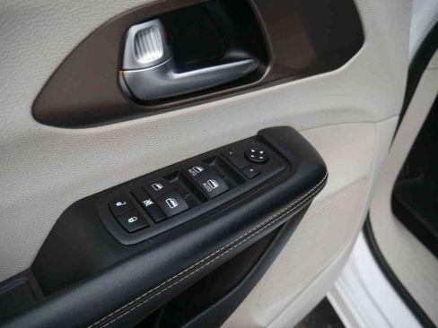 Used 2020 Chrysler Voyager LX image 22
