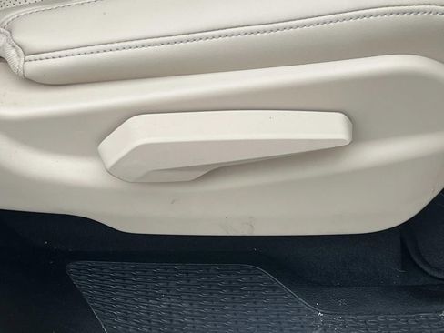 Used 2022 Jeep Grand Cherokee L Limited w/ Luxury Tech Group II image 18